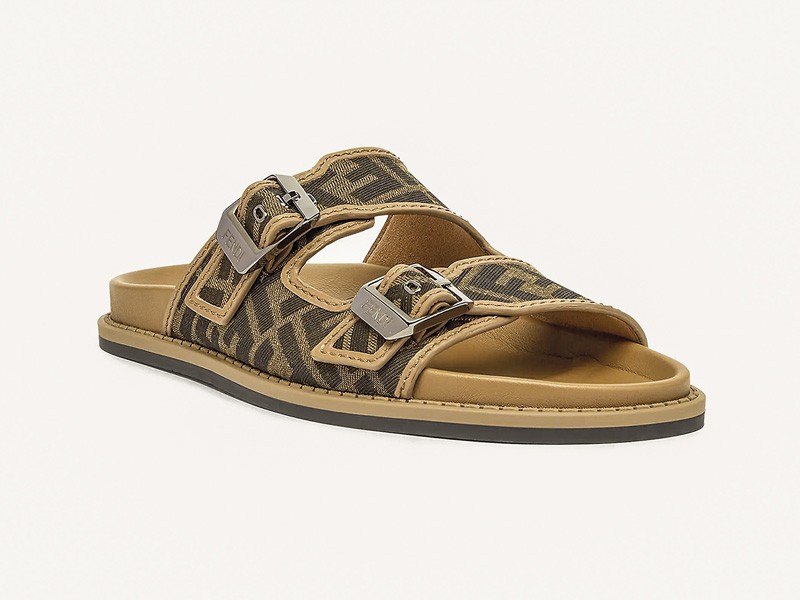 Chanclas urbanas combinan fajas, hebillas y cruces