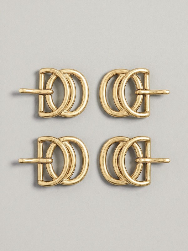 Herrajes transforman sandalias con hebillas, tachas y cruces
