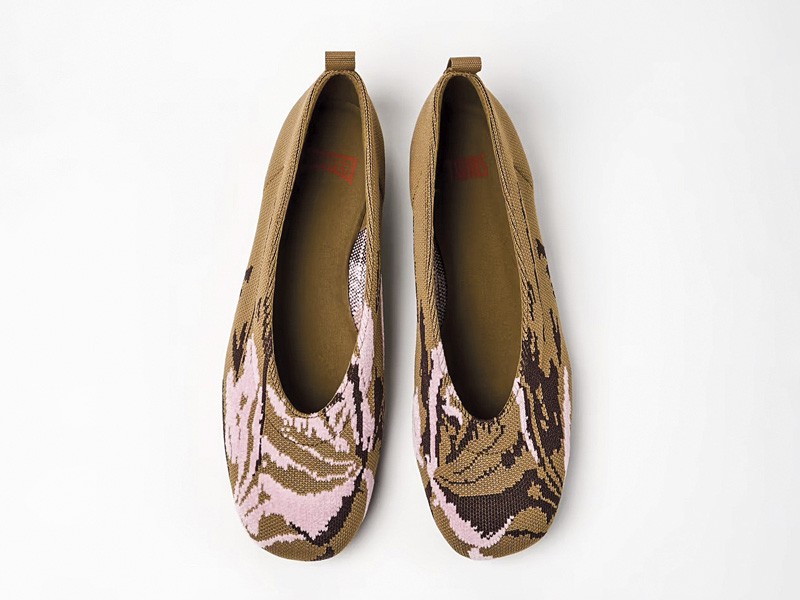 Printed ballerina flats focused on texture and contrast