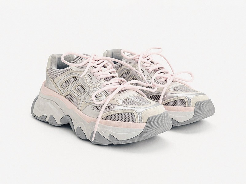 Chunky sneakers reinforce volume, soles and technical layers