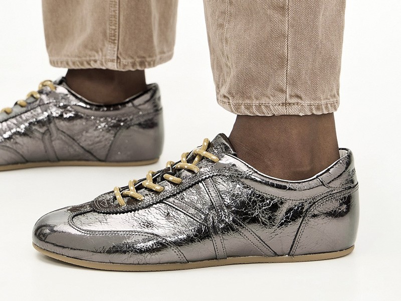 Women’s metallic sneakers with urban silver shine