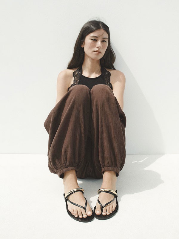 OJOTAS MUJER CALZADO TENDENCIA PRIMAVERA VERNAO 2026 2027 SERMA16713605610800-a1.jpg Ojotas urbanas refinan tiras, texturas y tonos oscuros