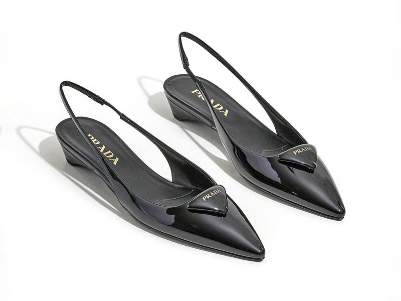 Flat slingback shoes