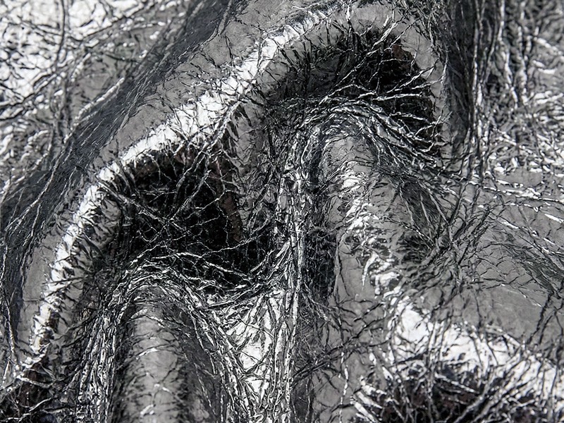 Sneakers metalizadas para mujer con brillo plateado urbano