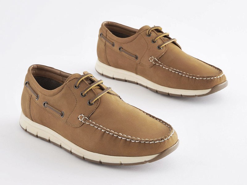 Lace-up casual shoes