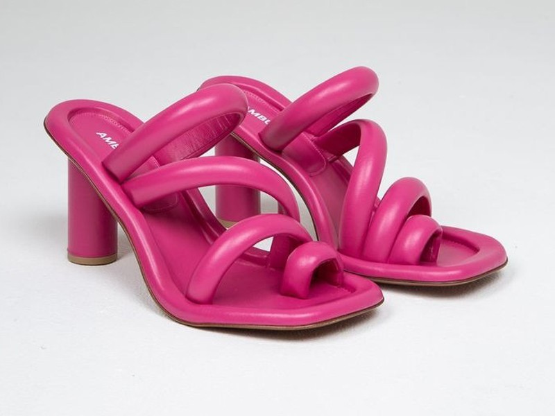 Trend in slides and sandals: Tubular and padded straps