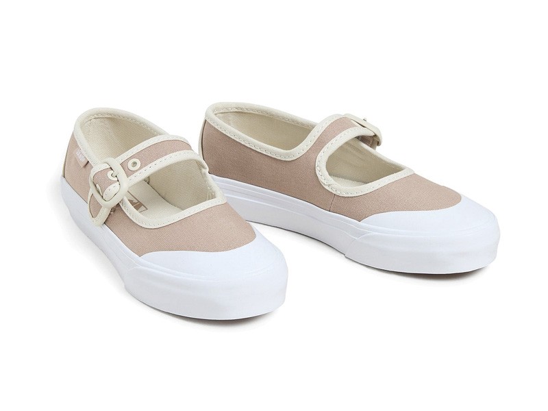 Closed children's shoes