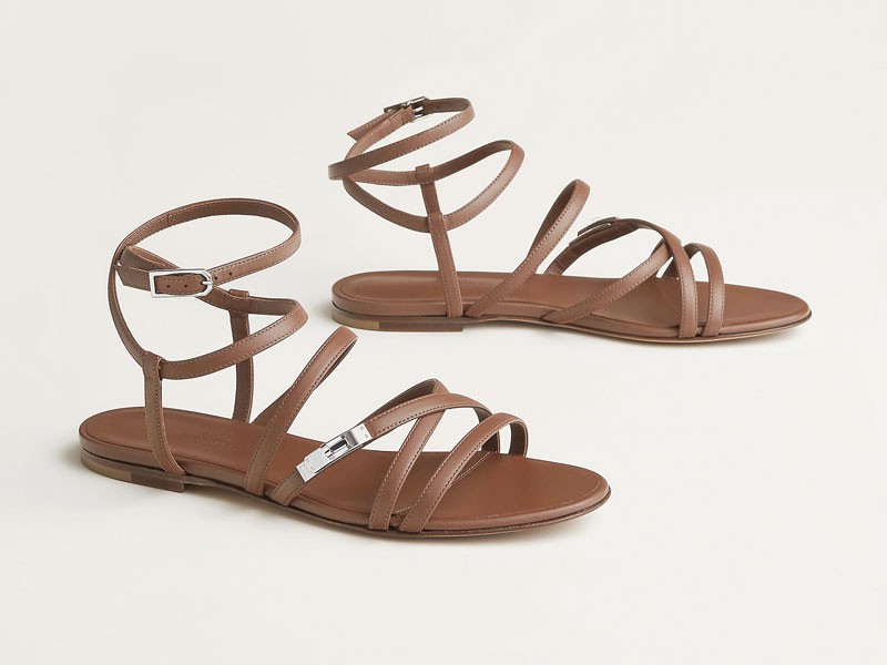Sandalias romanas enlazan tiras, hebillas y tobillos