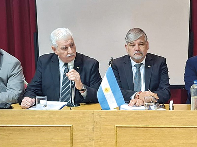 El presidente saliente Alberto Sellaro y su nuevo reemplazante Horacio Moschetto.