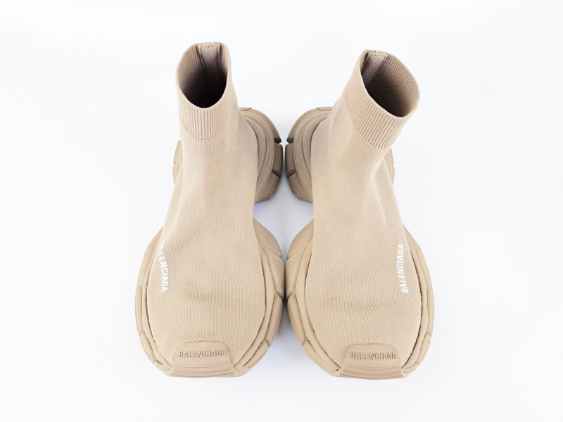 BALENCIAGA entra al futuro con las revolucionarias sneakers sock 3XL
