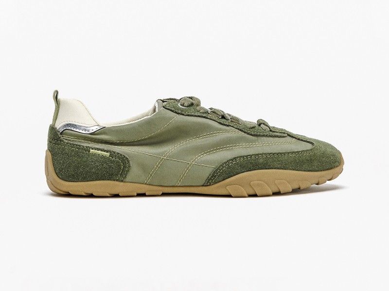 Sneakers urbanas en verde oliva con gamuza y suelas gum
