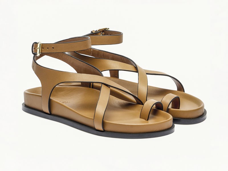 Sandalias romanas enlazan tiras, hebillas y tobillos