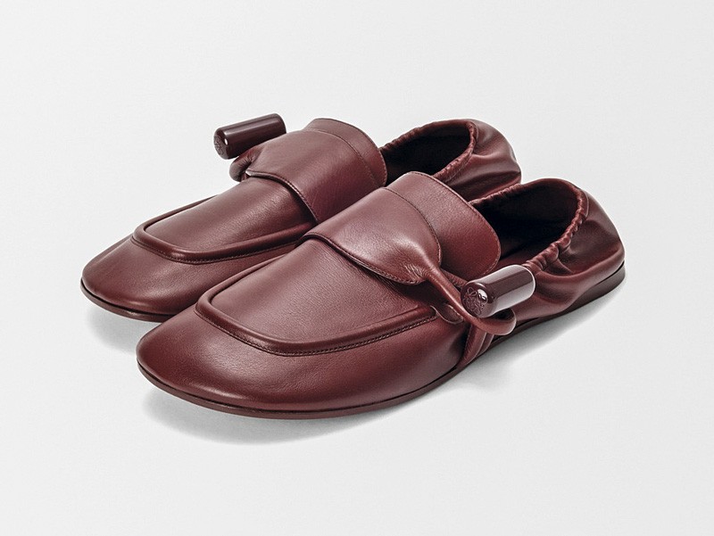 El color merlot define la base cromática del calzado urbano