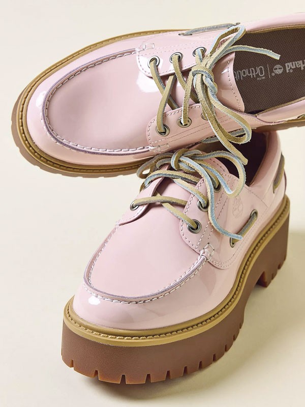 Calzado rosa suaviza siluetas urbanas con acentos brillantes