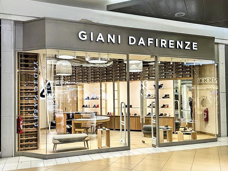 A brand identified with premium footwear, marketed through a network of stores in the main shopping malls of Santiago.