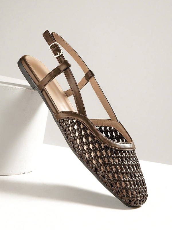 La geometría superficial transforma slingbacks femeninos