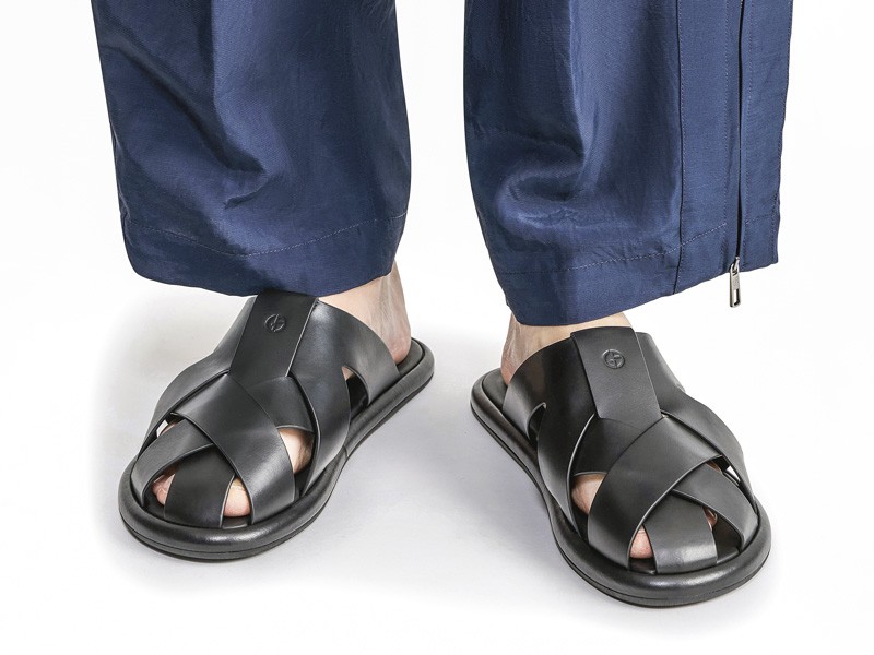 Chanclas urbanas combinan fajas, hebillas y cruces