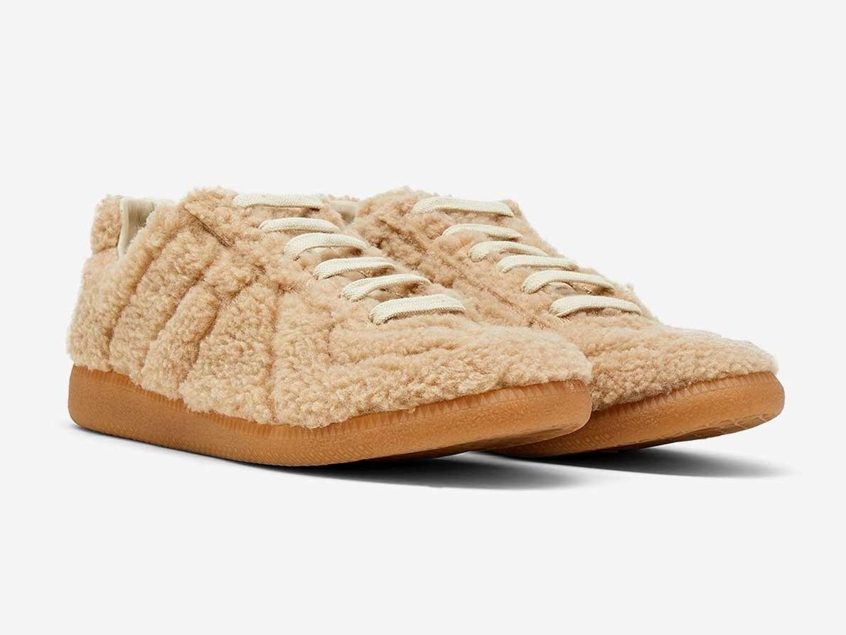 LATEST FASHION! Shearling shoes: the lambskin shoes that are trending in Europe