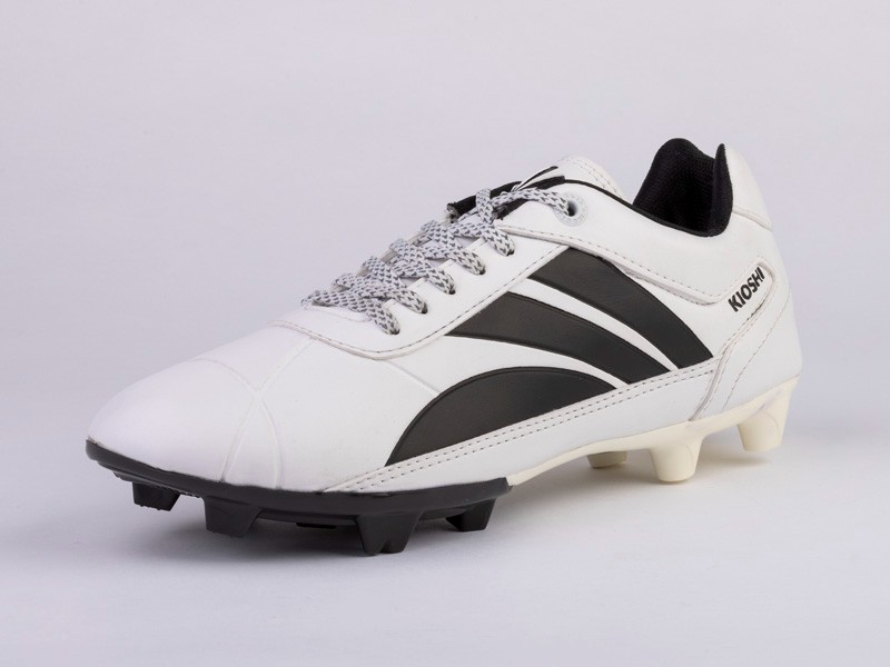 KIOSHI ingresa al mercado de botines de fútbol