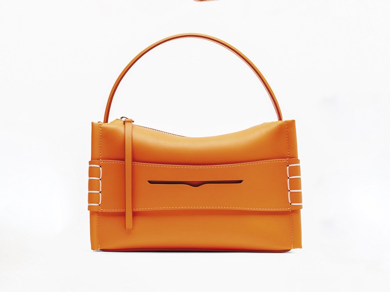 CALZADO NARANJA MUJER TENDENCIA CALZADO MARROQUINERIA BOLSOS CARTERAS PRIMAVERA VERANO 2026 SERMA 158 P01137527.jpg Muskmelon organizes color across uppers, straps and soles