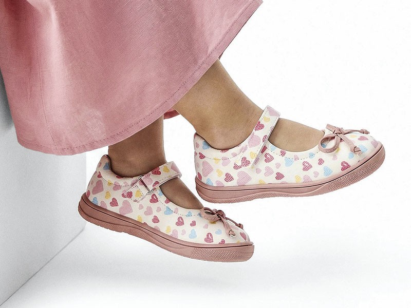 Mary jane infantiles realzan tiras y ornamentos en rosa suave
