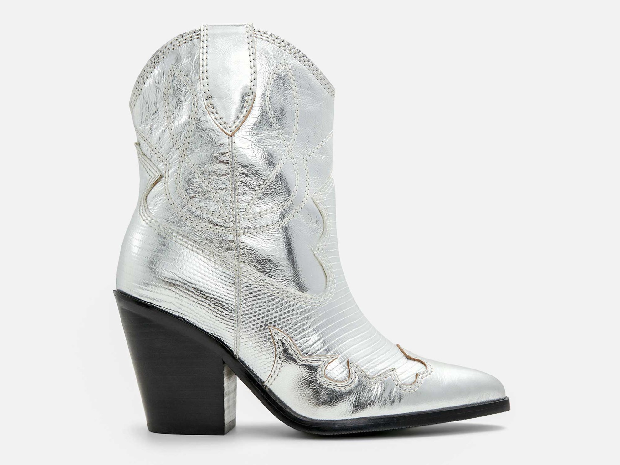 Winter lights up! Silver boots are trendy