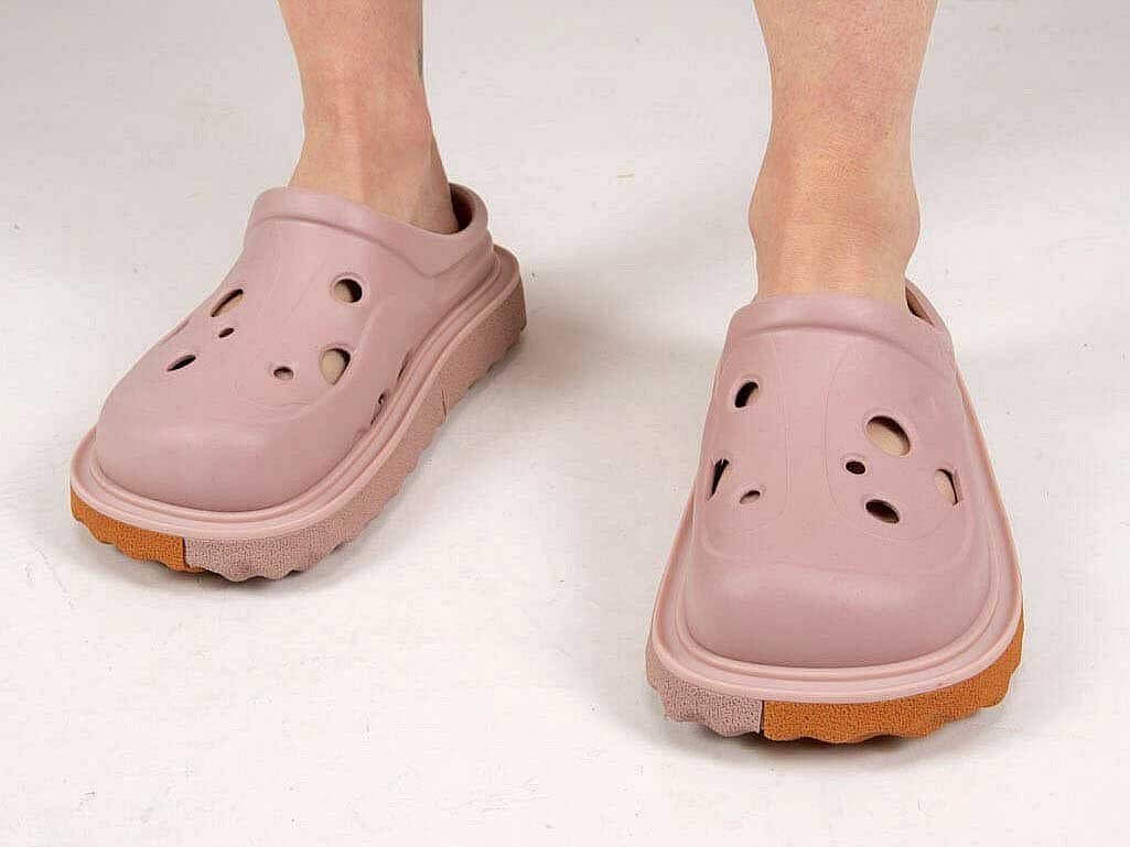 The new OFF WHITE injected clogs are a hit