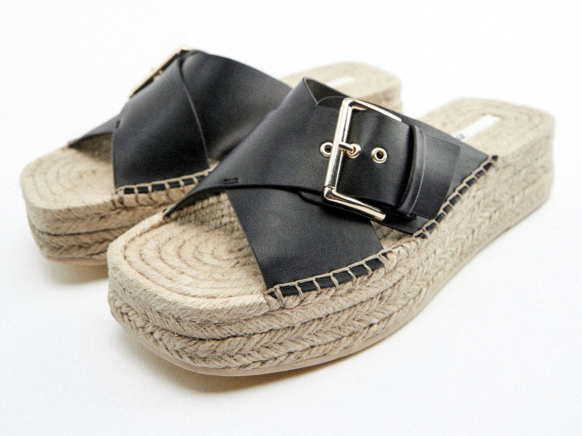 Sandals with flat soles and platforms