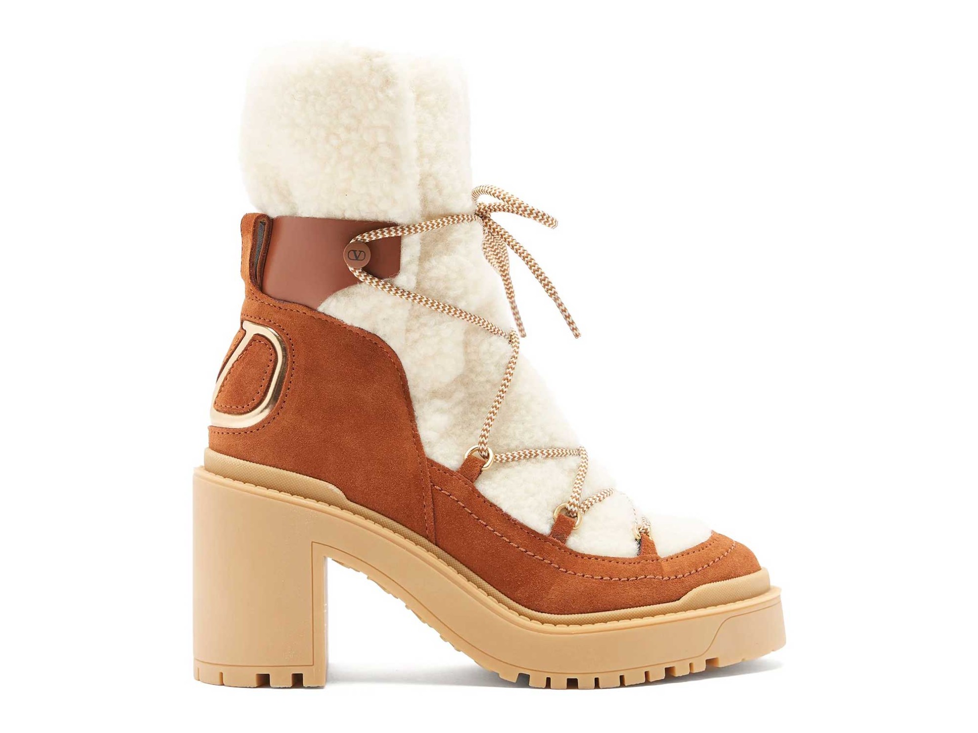 LATEST FASHION! Shearling shoes: the lambskin shoes that are trending in Europe