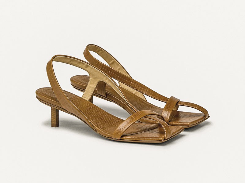Sandalias altas equilibran tiras finas, color y volumen