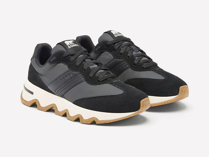 Sneakers urbanas combinan mallas, cordones y suelas mixtas