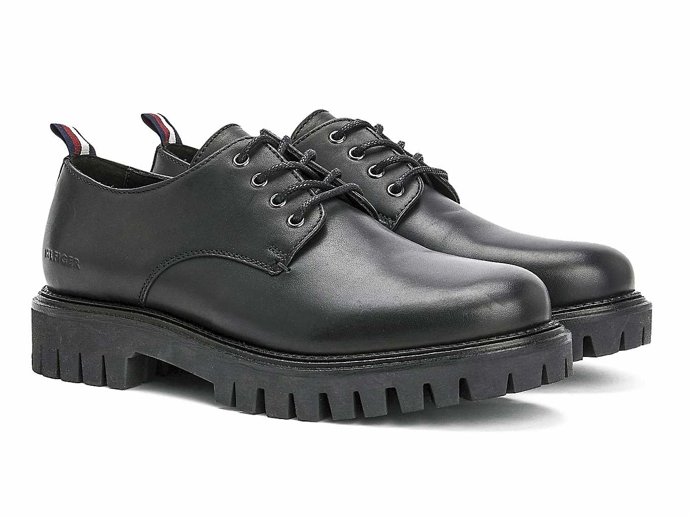 Lace-up sports shoes: More options on casual line 