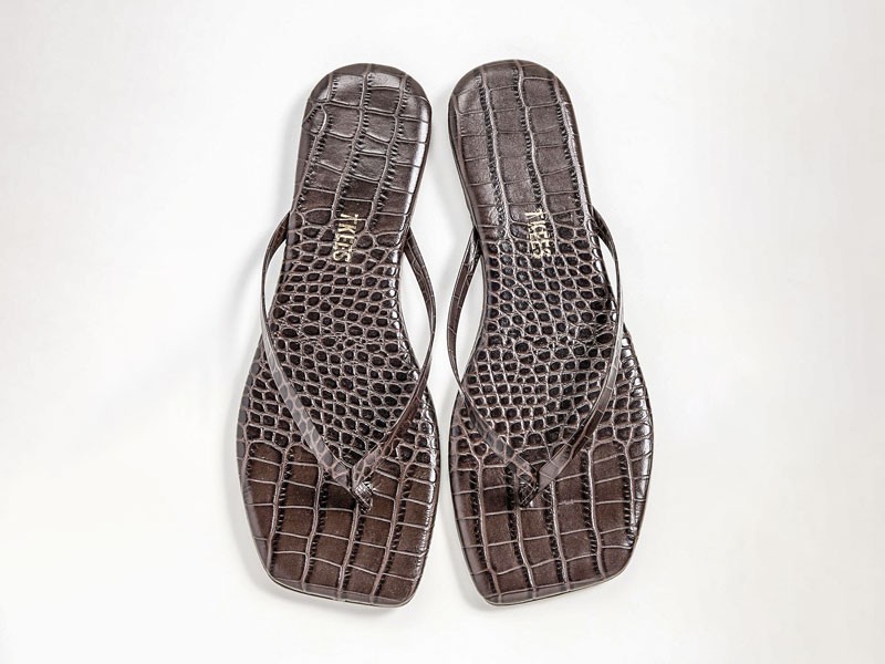 OJOTAS MUJER CALZADO TENDENCIA PRIMAVERA VERNAO 2026 2027 SERMA167tkees202382495b_1738622139523_2-0._QL90_UX1128_.jpg Ojotas urbanas refinan tiras, texturas y tonos oscuros
