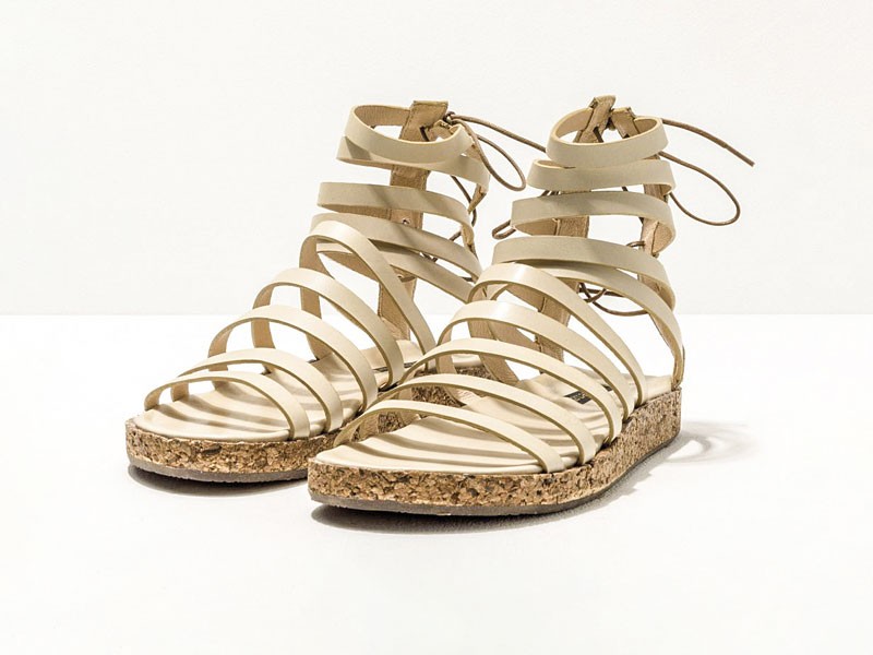 Sandalias romanas enlazan tiras, hebillas y tobillos