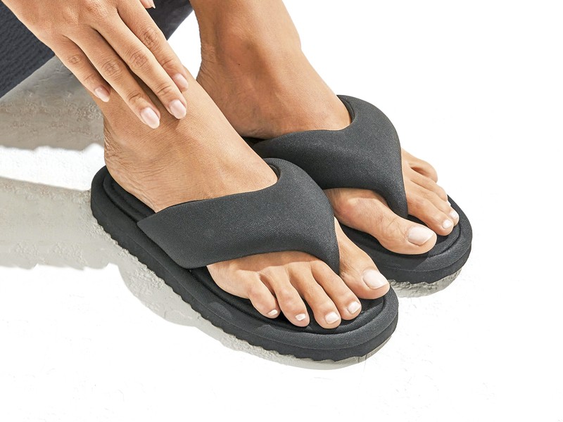 Flat slides / flip flops