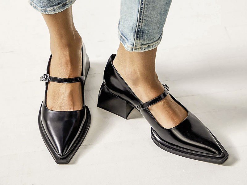 High shoes combine pointed toes, textures and heels