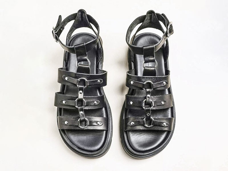 Sandalias romanas enlazan tiras, hebillas y tobillos