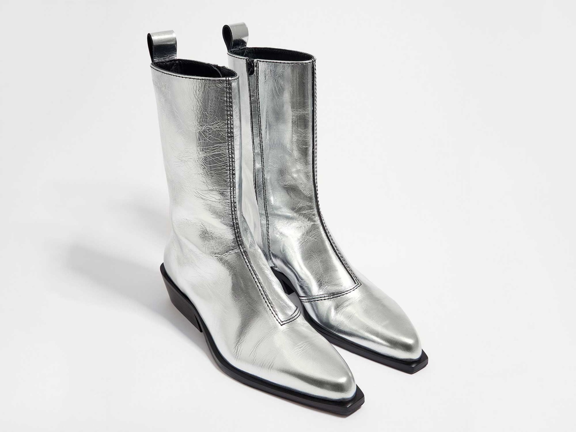 Winter lights up! Silver boots are trendy