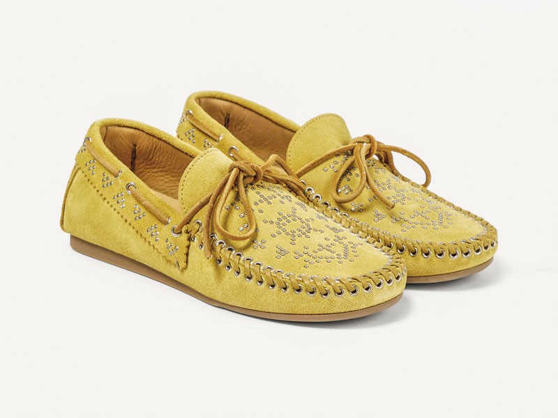 Mocasines folk combinan flecos, lazos y una paleta tierra