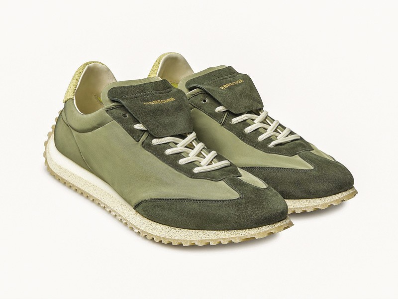 Sneakers masculinas consolidan verdes, gum y perfiles bajos