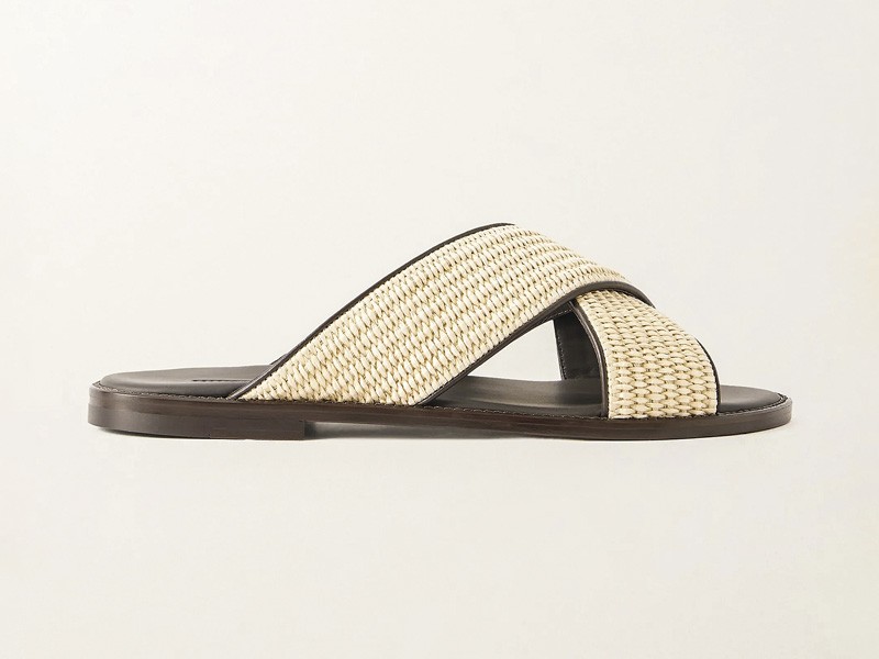 Chanclas urbanas combinan fajas, hebillas y cruces