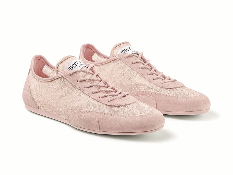 Calzado rosa suaviza siluetas urbanas con acentos brillantes