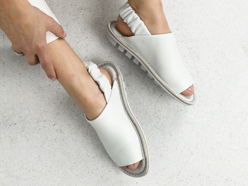 Sandalias femeninas aclaran tiras, hebillas y bases
