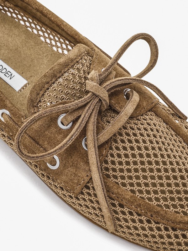 NAUTICOS MOCASINES CON CORDONES MUJER TENDENCIA CALZADO MARROQUINERIA BOLSOS CARTERAS PRIMAVERA VERANO 2026 SERMA 158 FOTO-1.-STEVEMADDEN_SHOES_SAG-MESH_SIGARO-TAN-SUEDE05.jpg Woven boat shoes coordinate openwork, edges and laces