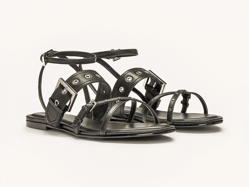 Roman sandals link straps, buckles and ankles