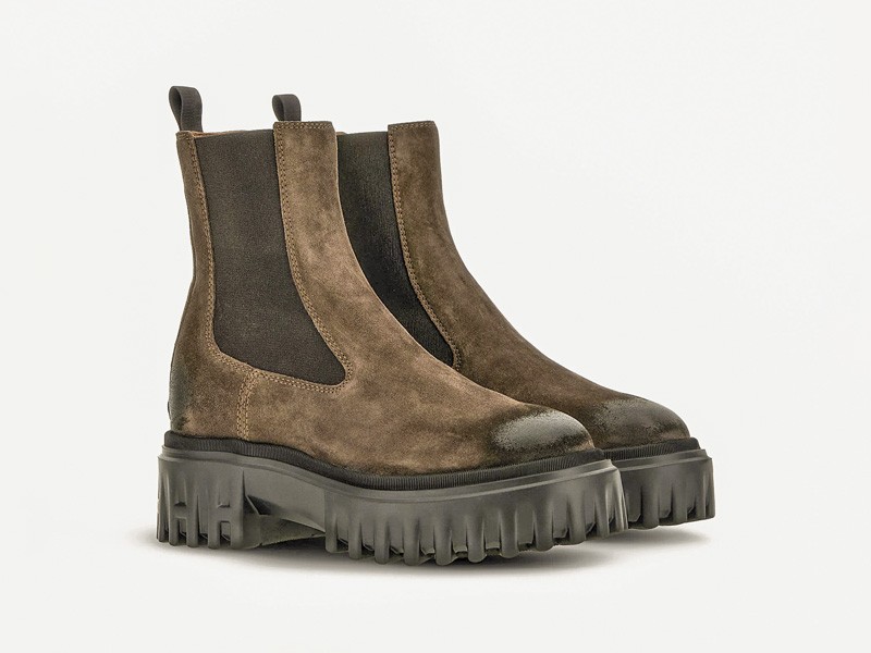 BOTINETAS BOTAS TENDENCIA CALZADO TEMPORADA OTOÑO INVIERNO 2027 SERMA 159 HXW7000FV30BYES610-03.jpg Las botas Chelsea femeninas alternan perfiles sobrios y robustos