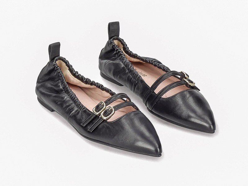 BALLERINAS BALERINAS TENDENCIA CALZADO TEMPORADA OTOÑO INVIERNO 2027 SERMA 159 51079_A_pers_765bd9b2-7413-4653-bd2d-d1b7a123a98f.jpg Las ballerinas combinan tiras, estampas y detalles visibles