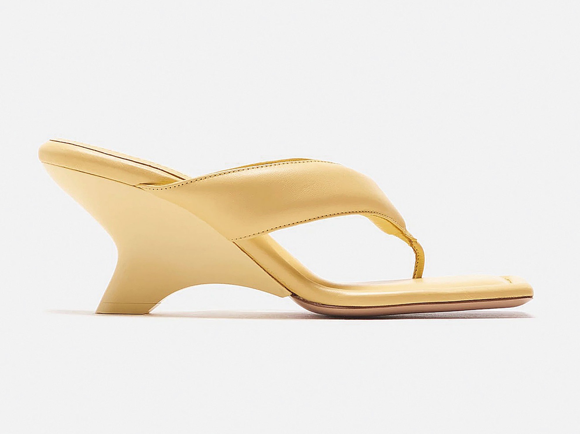 Flip flops with high heels and platforms: Minimal uppers, greater sensuality