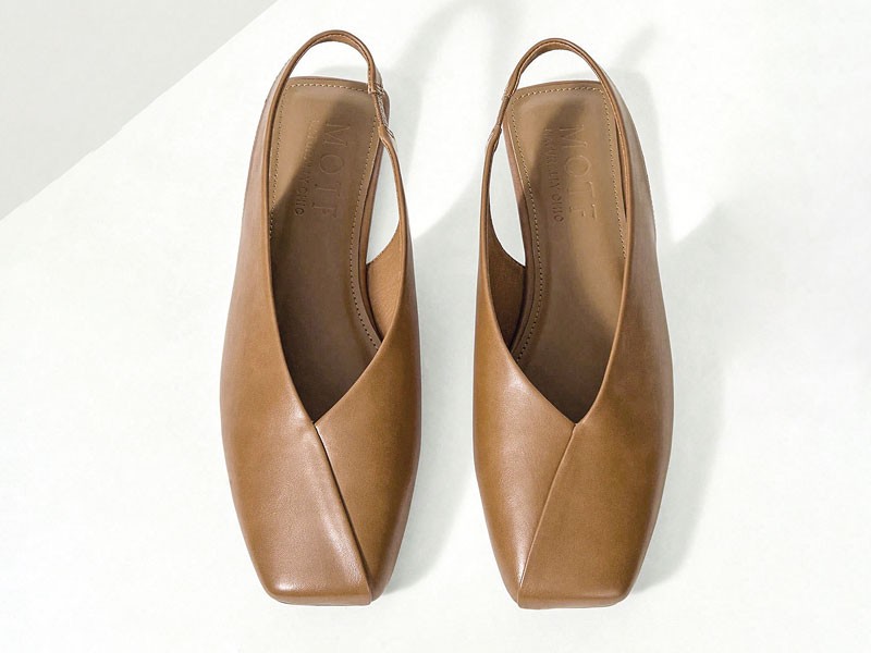 Slingback femeninos afinan puntas, brillo y talones