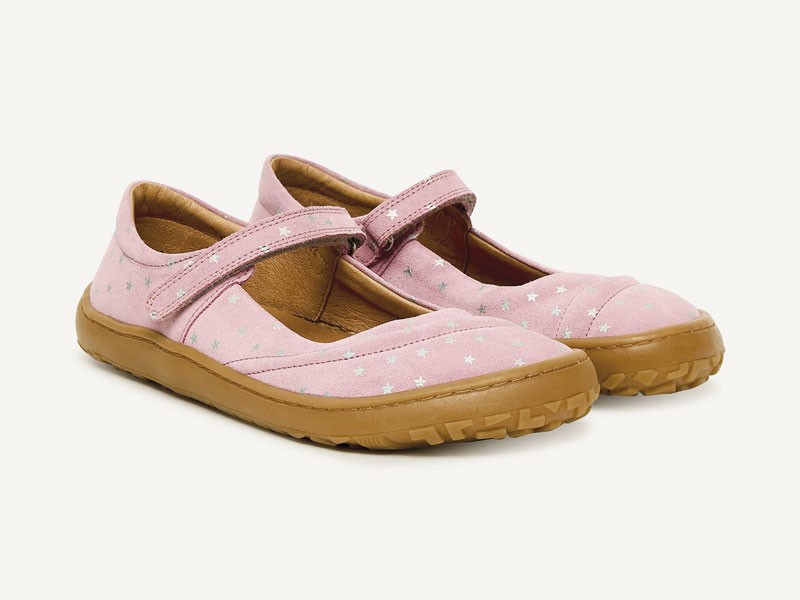 Mary jane infantiles realzan tiras y ornamentos en rosa suave